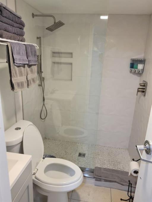 River Delight,Studio109, Beach & Pool Steps Away + Wifi رسكن المظهر الخارجي الصورة