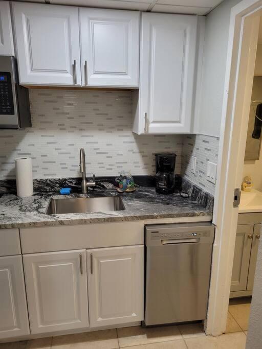 River Delight,Studio109, Beach & Pool Steps Away + Wifi رسكن المظهر الخارجي الصورة