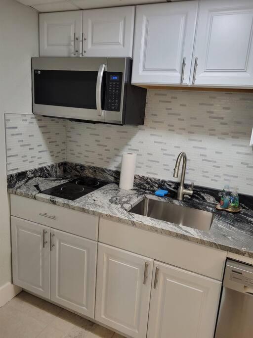 River Delight,Studio109, Beach & Pool Steps Away + Wifi رسكن المظهر الخارجي الصورة